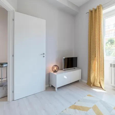 Modern And Bright Flat Near San Peter Rom